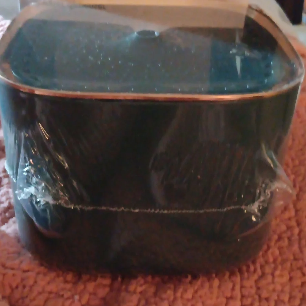 PET WATER DISPENSER, GREAT FOR CATS AND SMALL DOGS